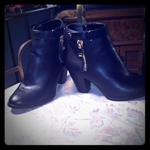 Size 7 half Womens mid heels ankle shoe/boots